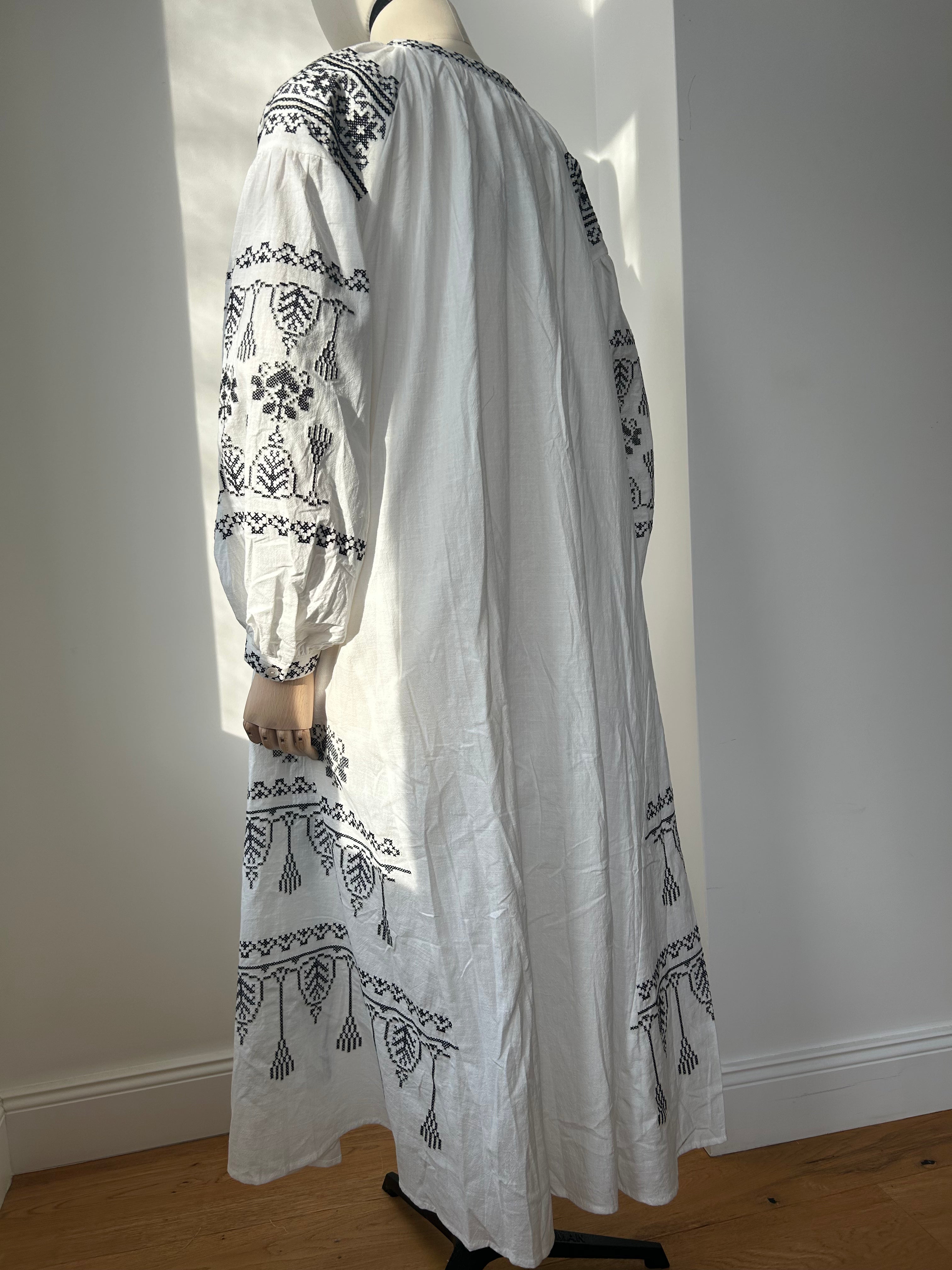 Weißes Kleid mit Kreuzstich