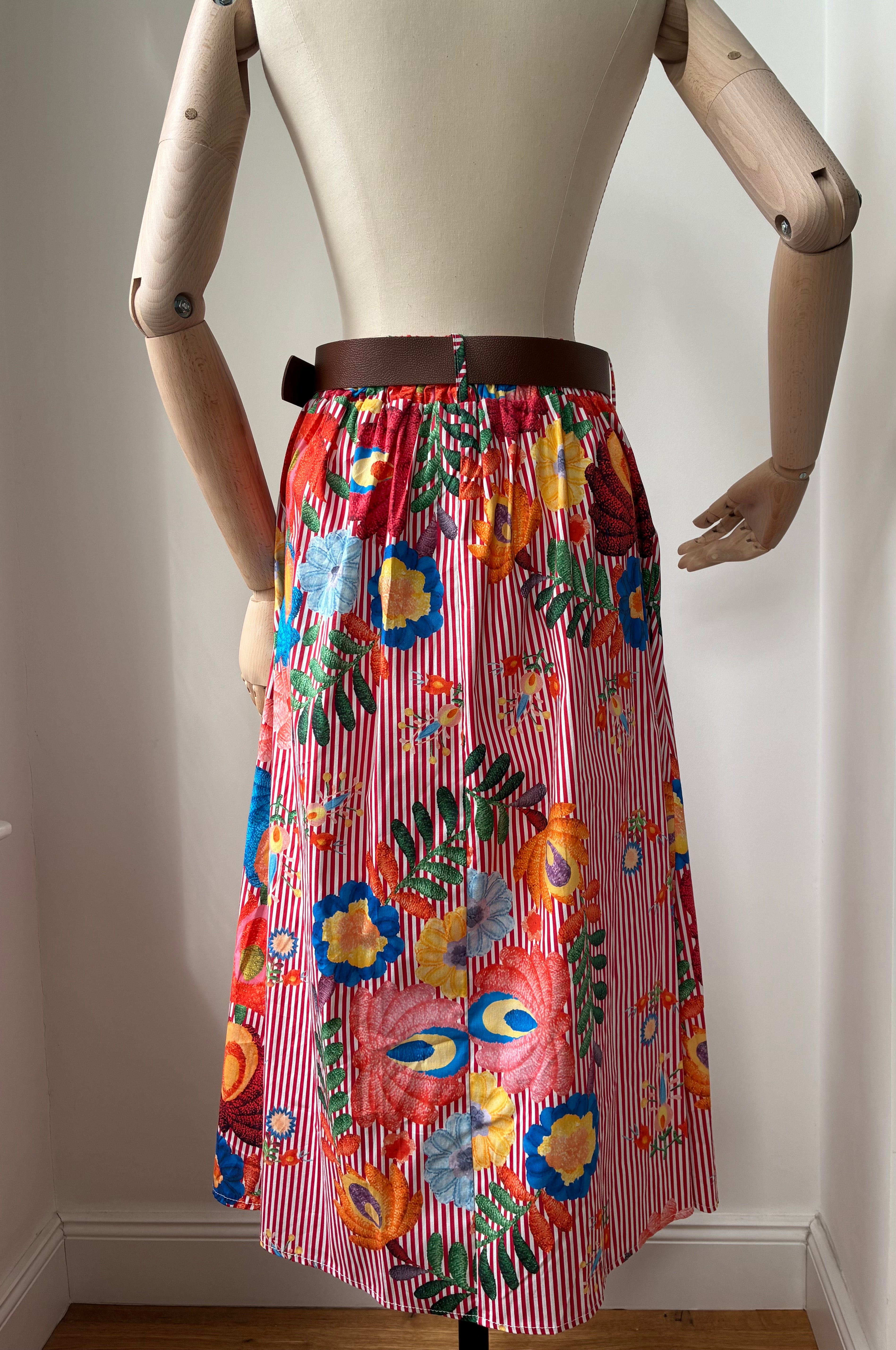 Rock mit buntem Blumenmuster