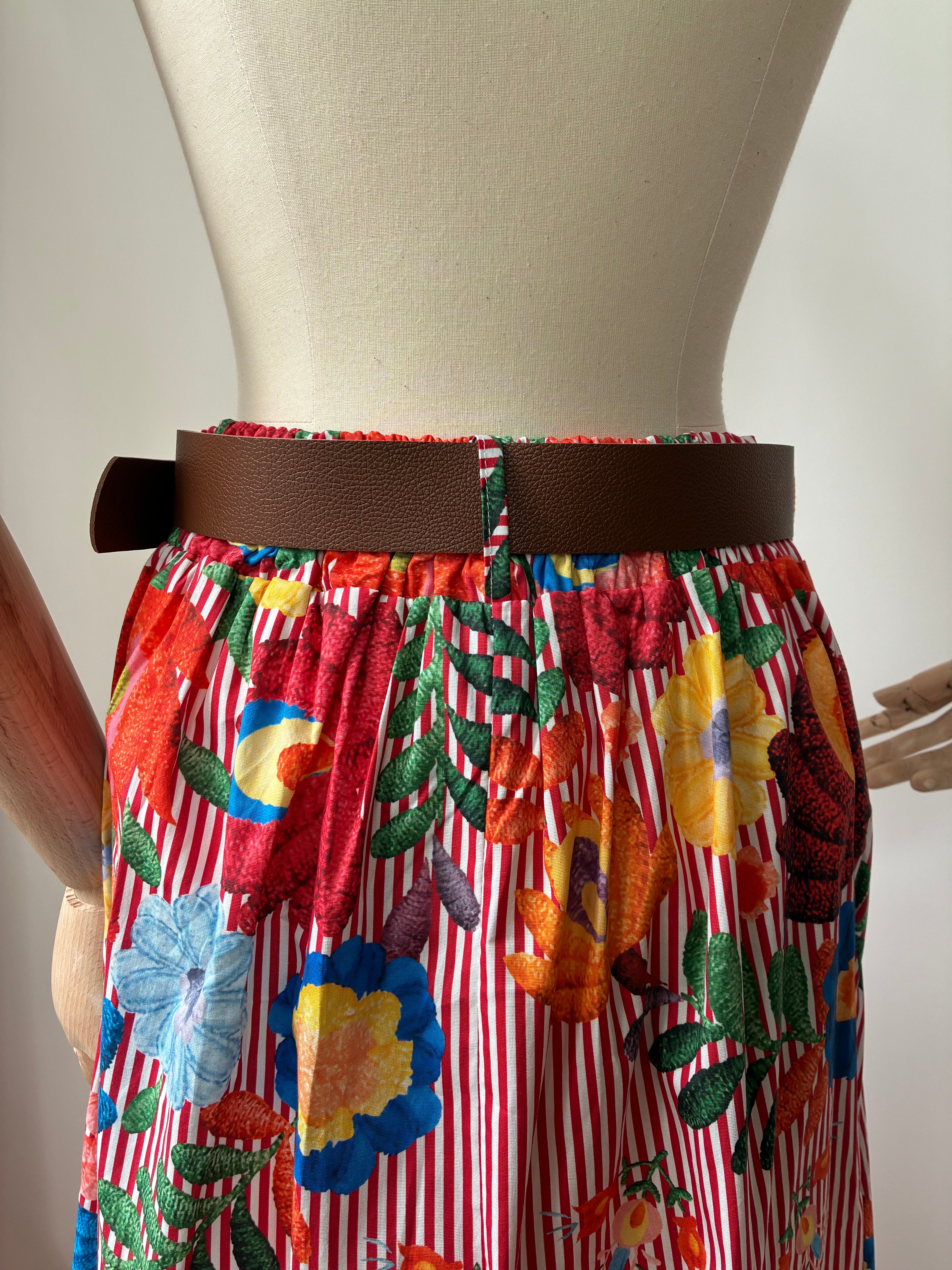 Rock mit buntem Blumenmuster