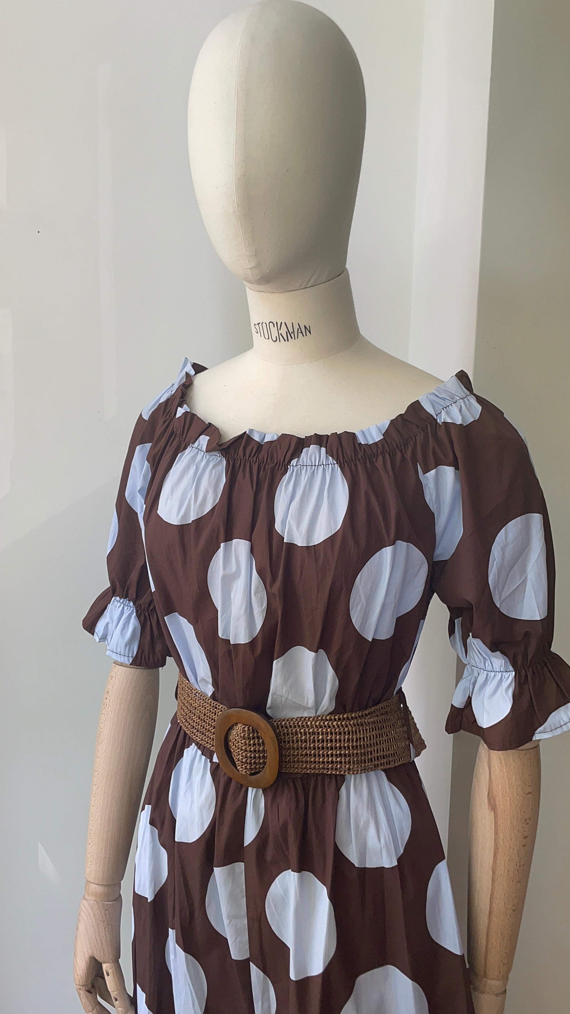 Carmen-Kleid mit Polka Dots - braun & hellblau