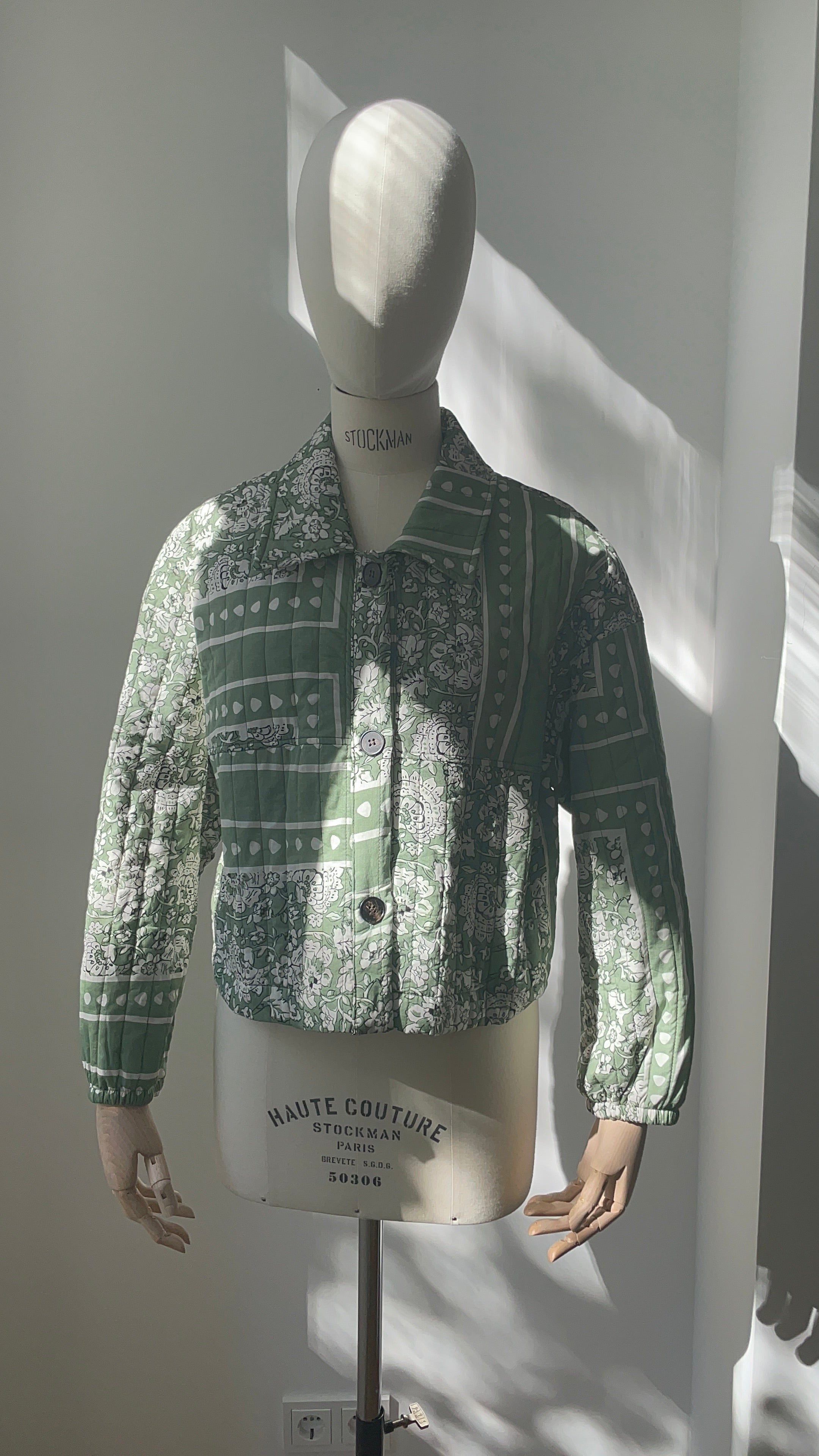 Steppjacke mit grünem Muster