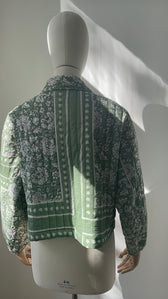 Steppjacke mit grünem Muster