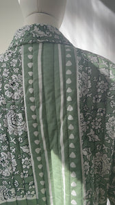 Steppjacke mit grünem Muster