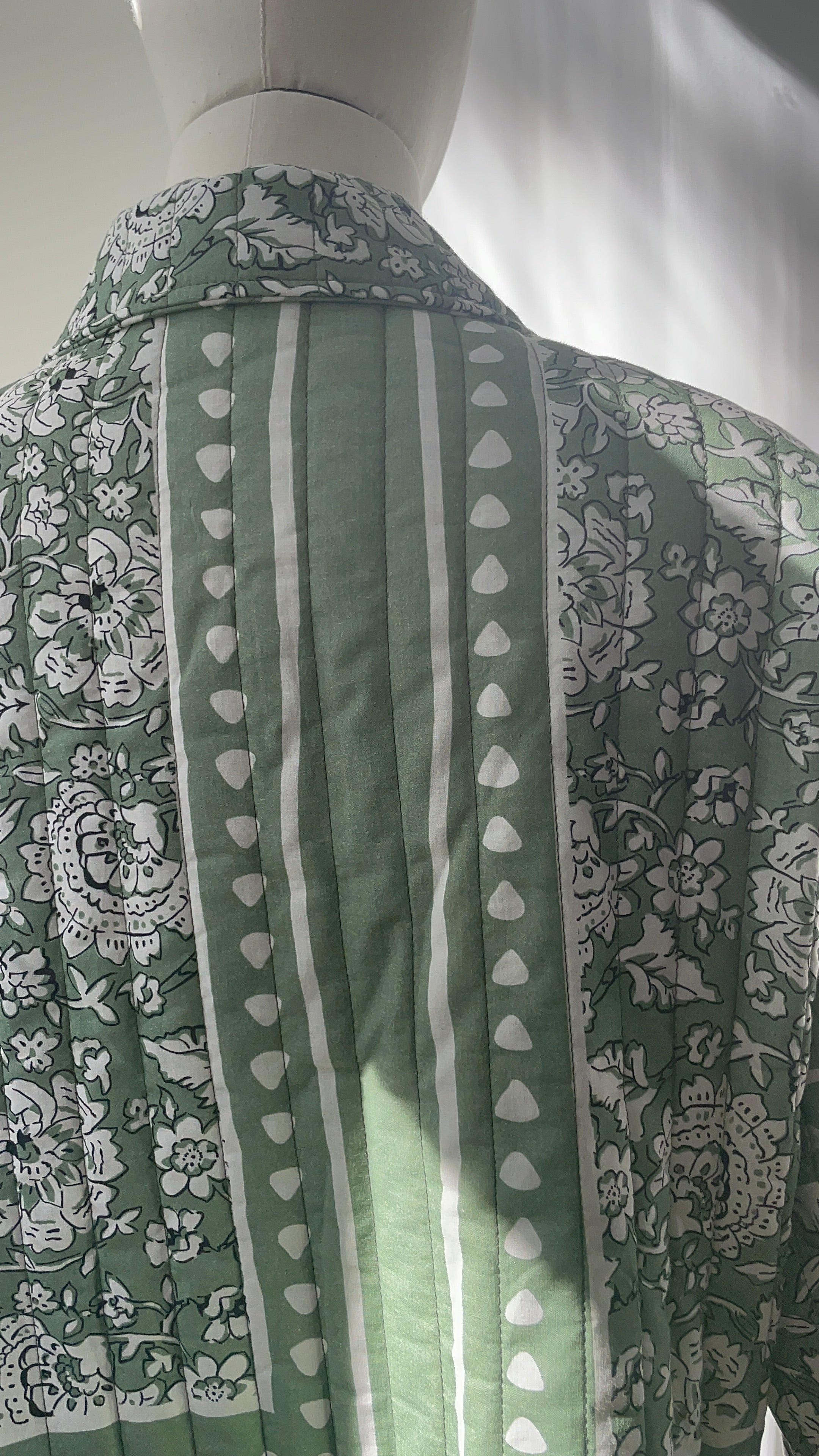 Steppjacke mit grünem Muster