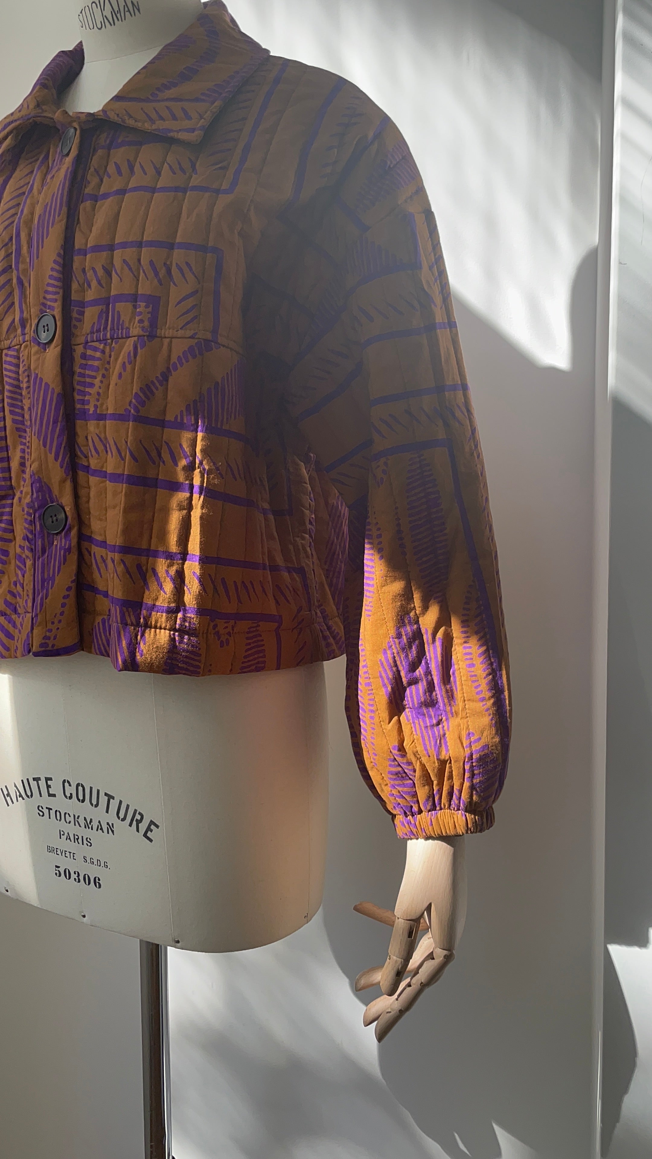 Steppjacke mit violettem Muster