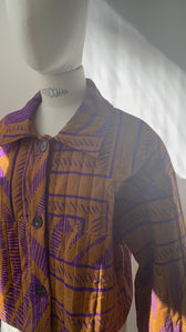 Steppjacke mit violettem Muster