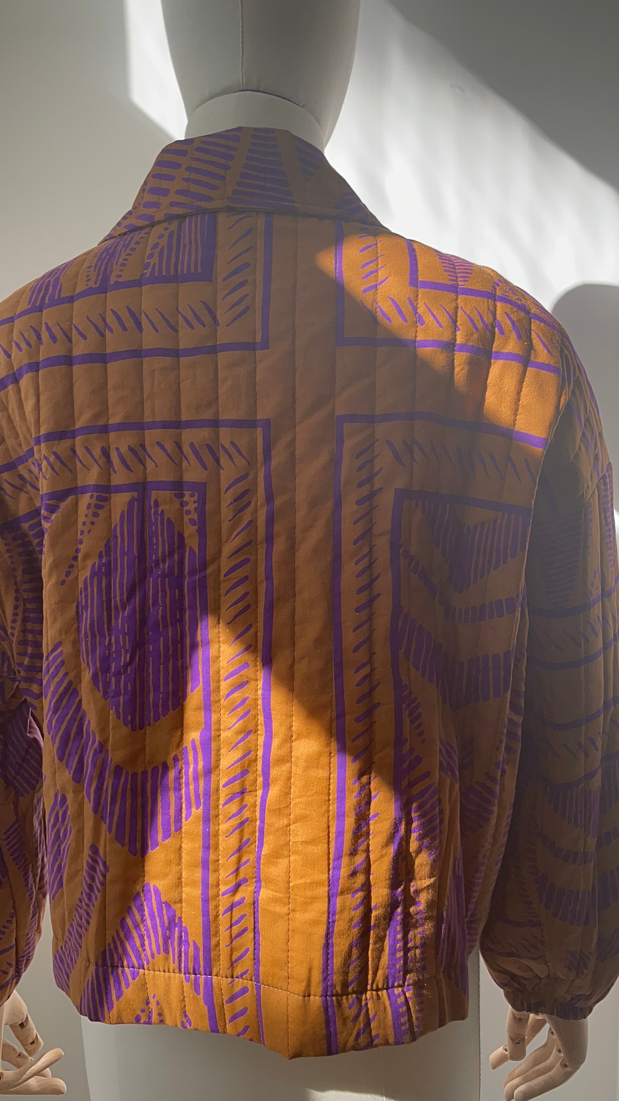 Steppjacke mit violettem Muster
