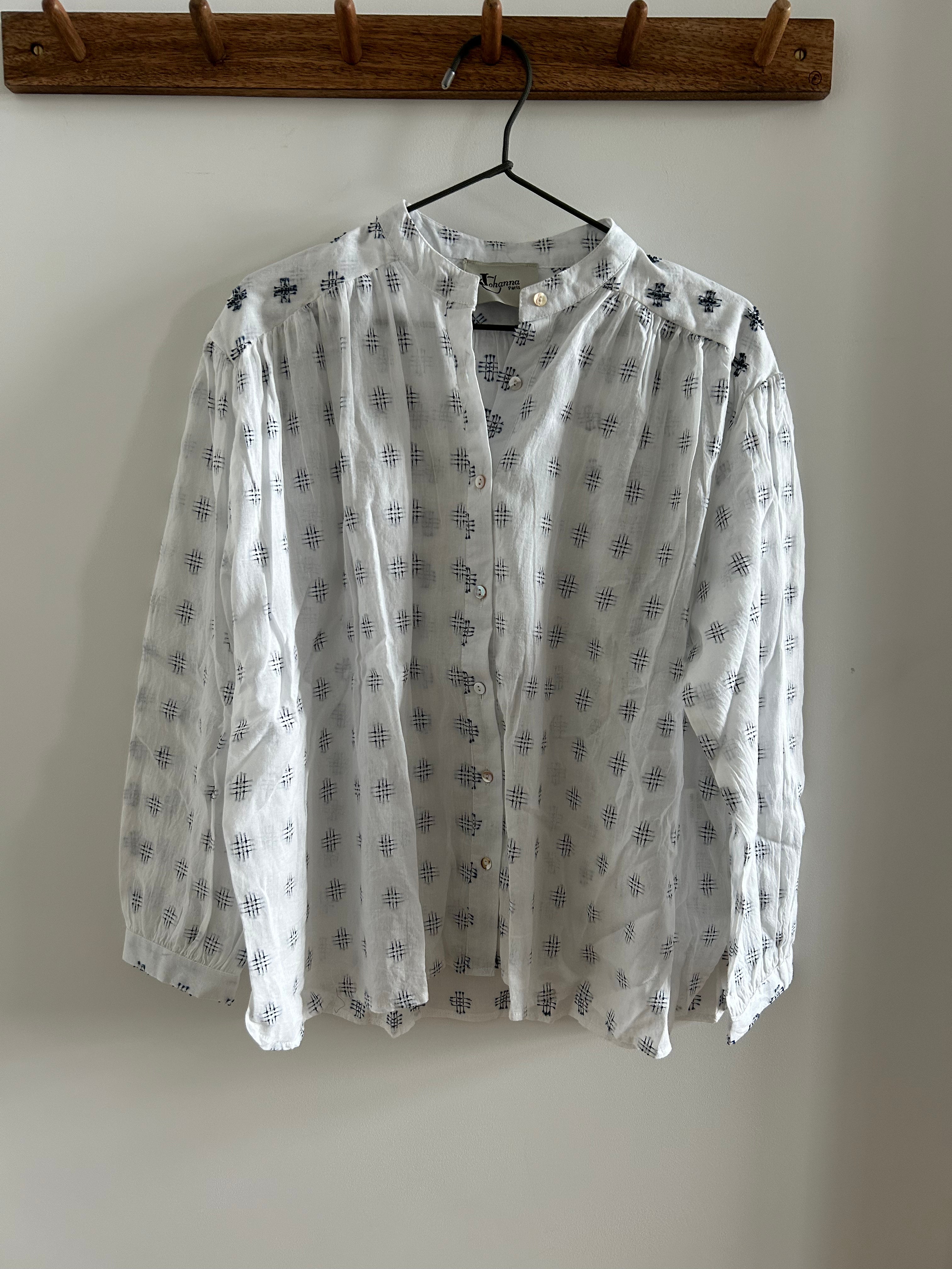 Weiße Bluse mit blauem Muster