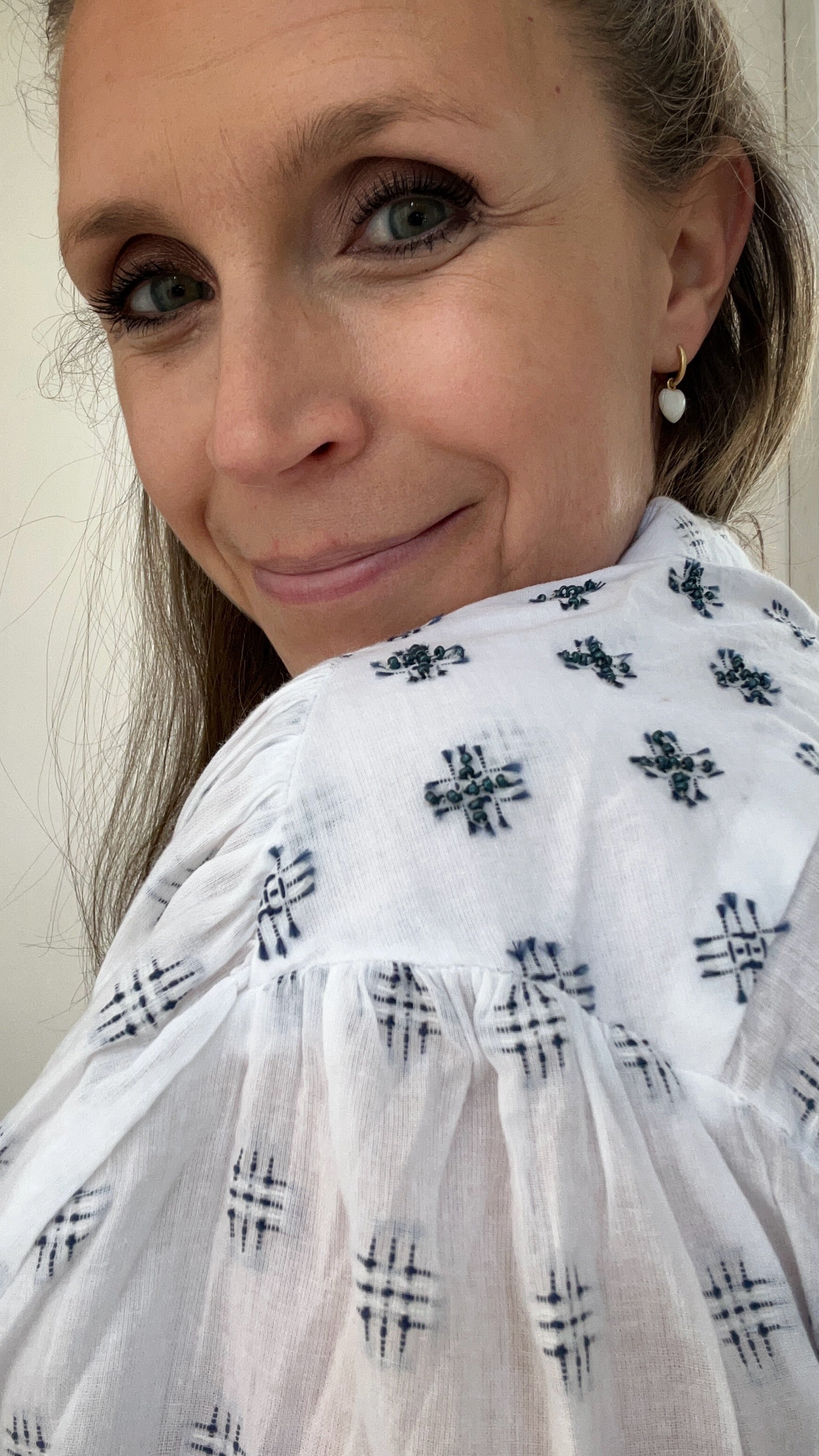 Weiße Bluse mit blauem Muster