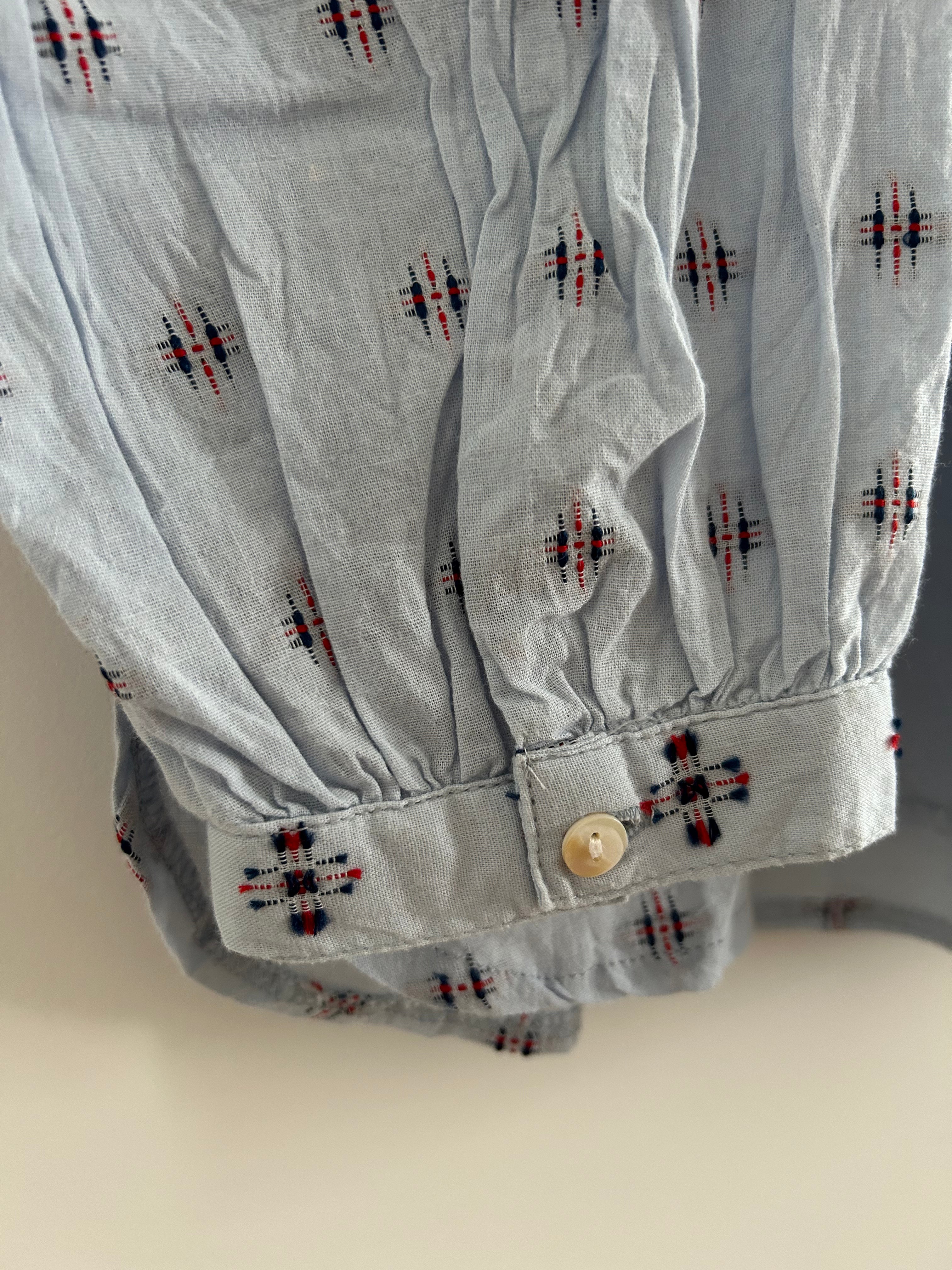 Hellblaue Bluse mit blau-rotem Muster