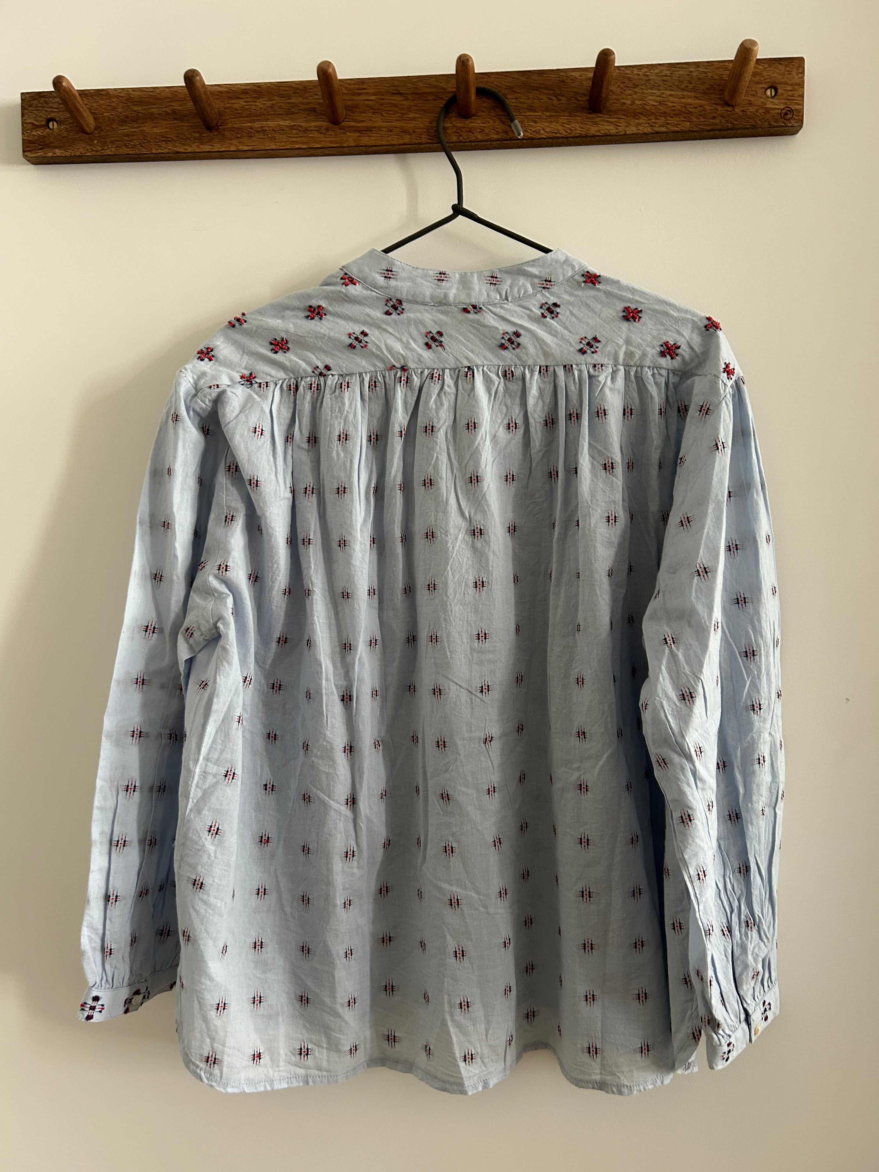 Hellblaue Bluse mit blau-rotem Muster