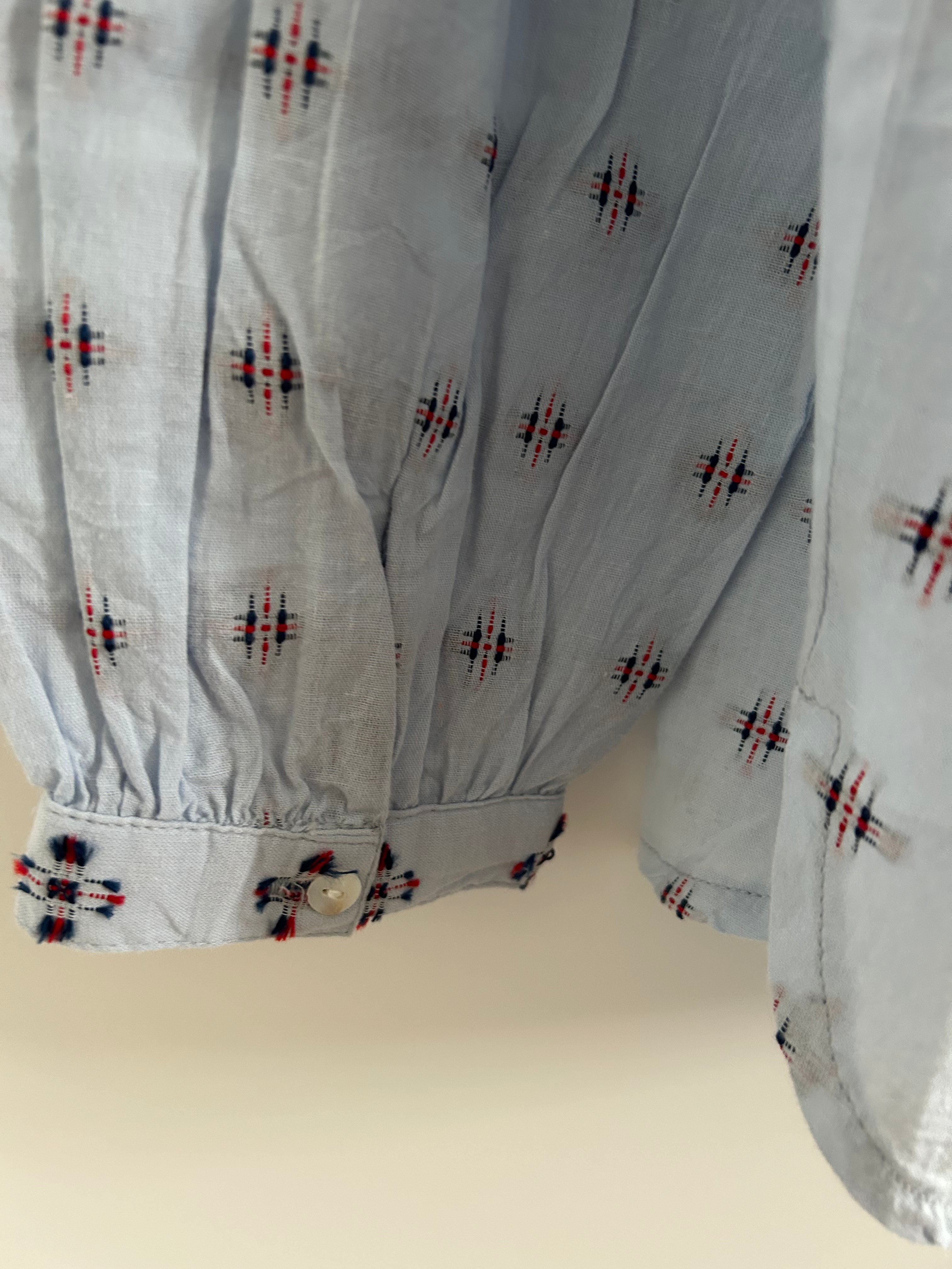 Hellblaue Bluse mit blau-rotem Muster