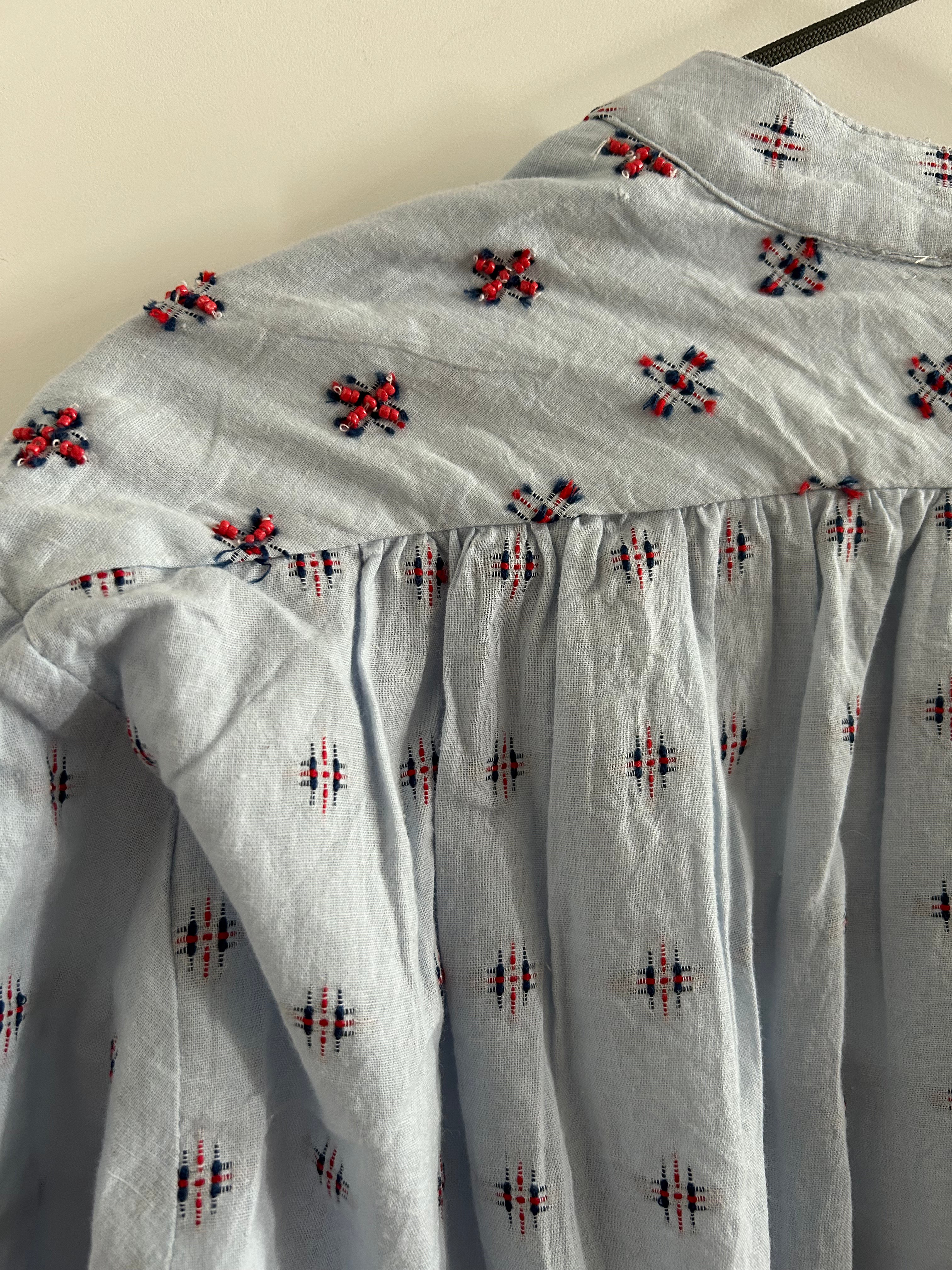 Hellblaue Bluse mit blau-rotem Muster