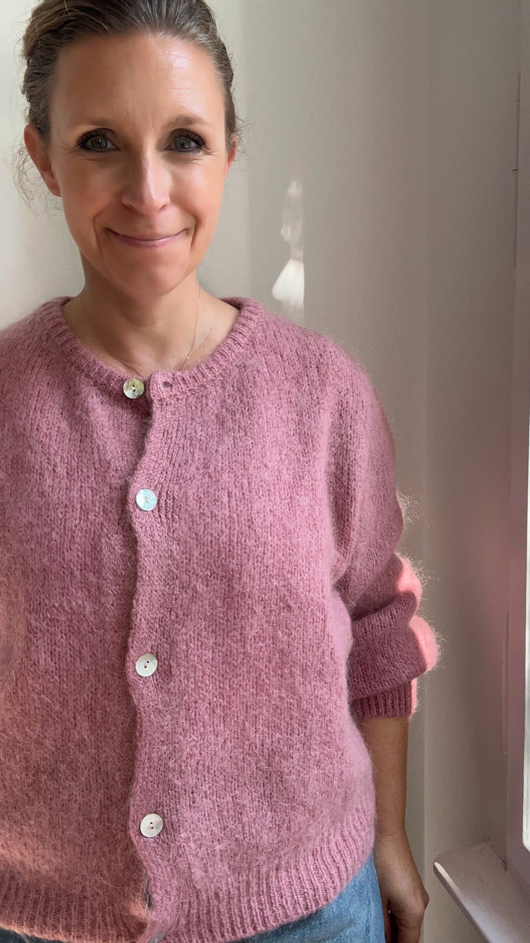 Casual Damenlook mit Cardigan in Himbeer-Smoothie von Johanna Paris am Model