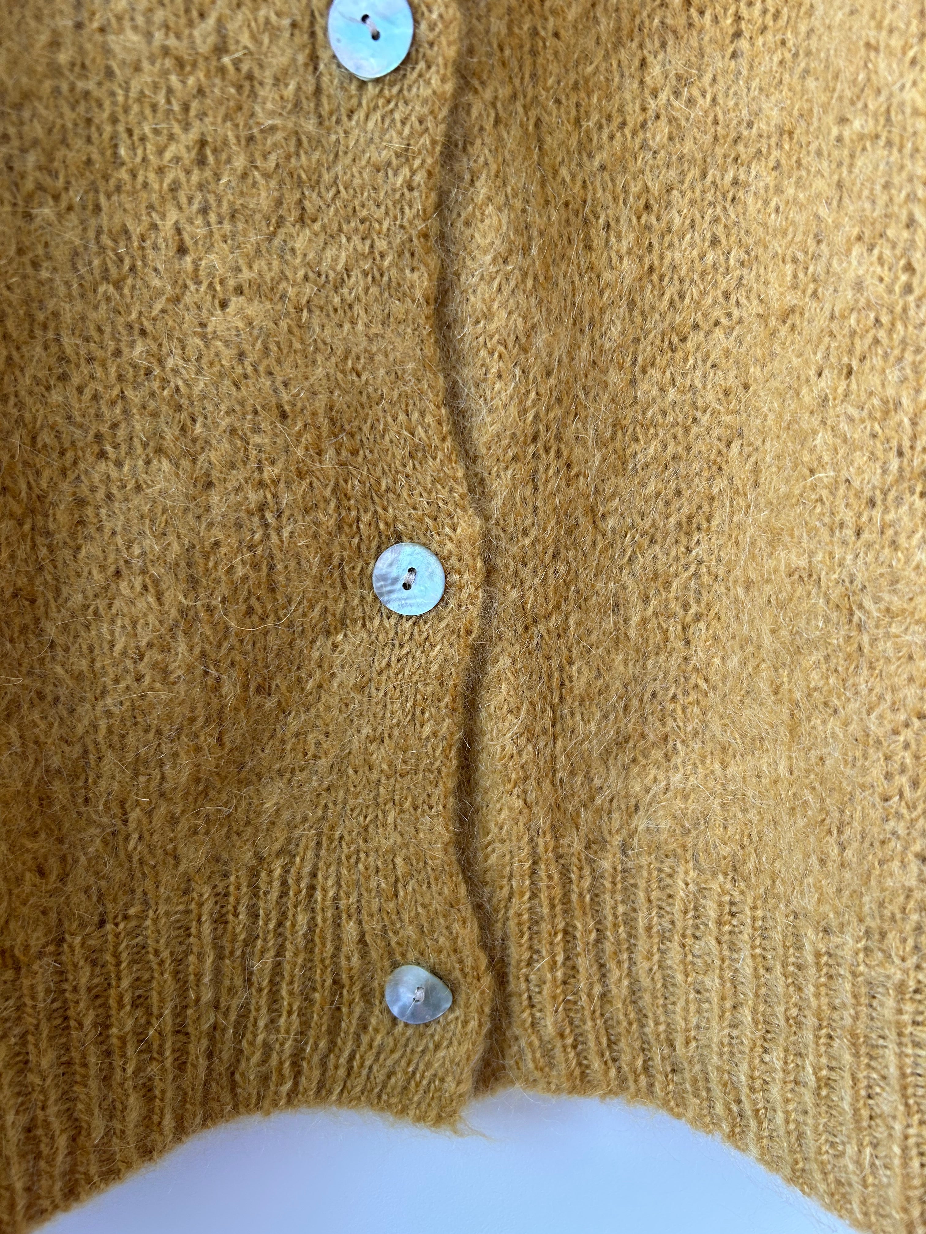 Johanna Paris Damen Strickjacke Senfgelb – Casual Look am Model