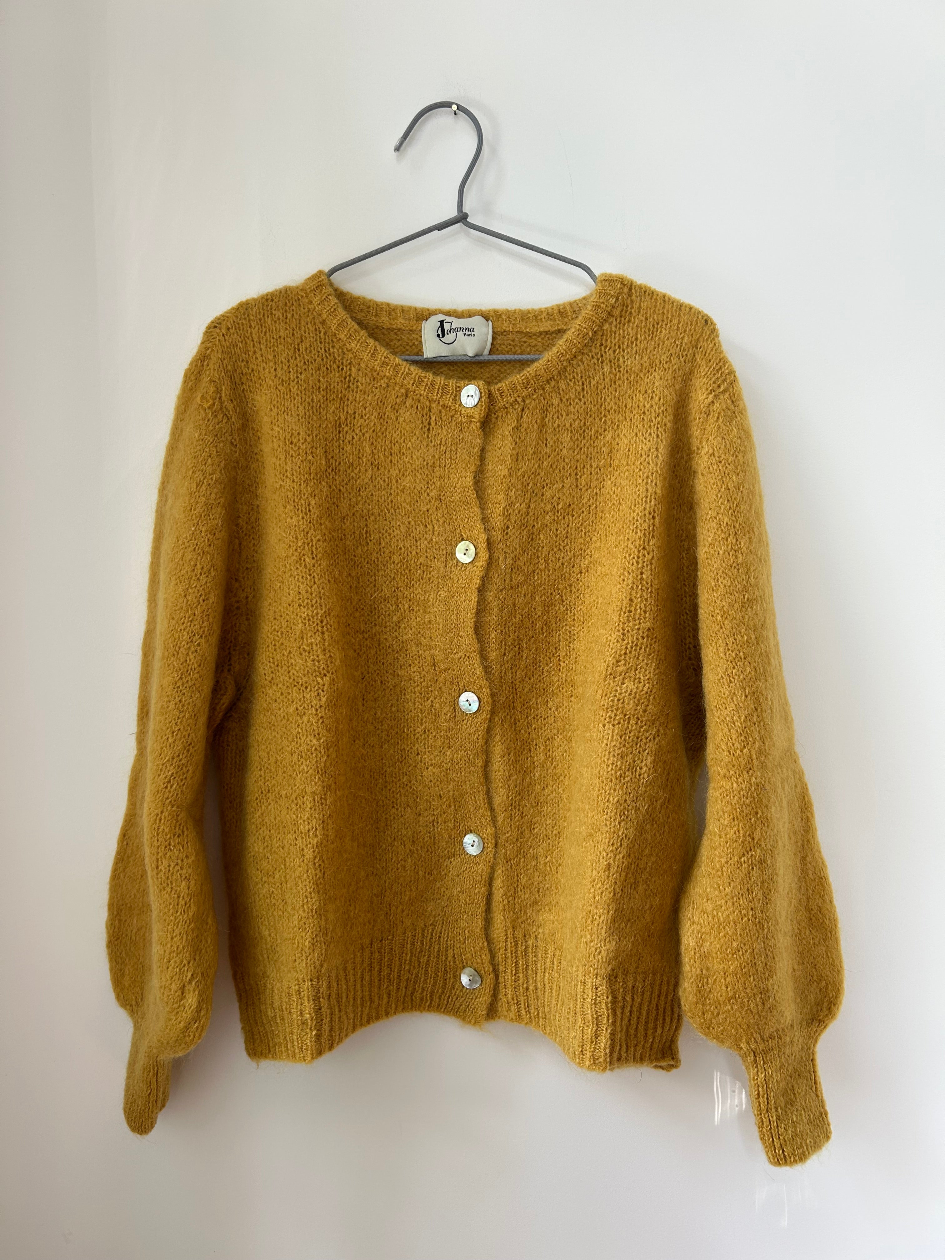 Johanna Paris Strickjacke Senfgelb – Detailansicht im Interieur