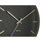 Detailansicht der goldenen Akzente der Globe Wanduhr von Karlsson
