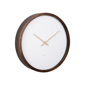 Detailaufnahme des Holzrahmens der Karlsson-Wanduhr „Ancho“ (50 cm Ø)