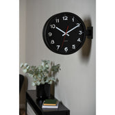 Karlsson Wanduhr New Classic doppelseitig Schwarz im modernen Interieur