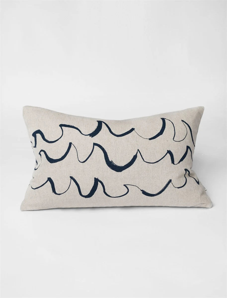 Kissenhülle Wave 38x58 cm Frontansicht – Wellenmotiv Meer Fine Little Day