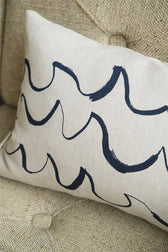 Kissenhülle Wave 38x58 cm im Interieur – skandinavisches Design Fine Little Day