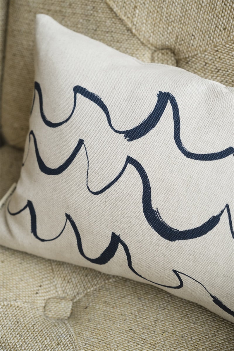Kissenhülle Wave 38x58 cm im Interieur – skandinavisches Design Fine Little Day