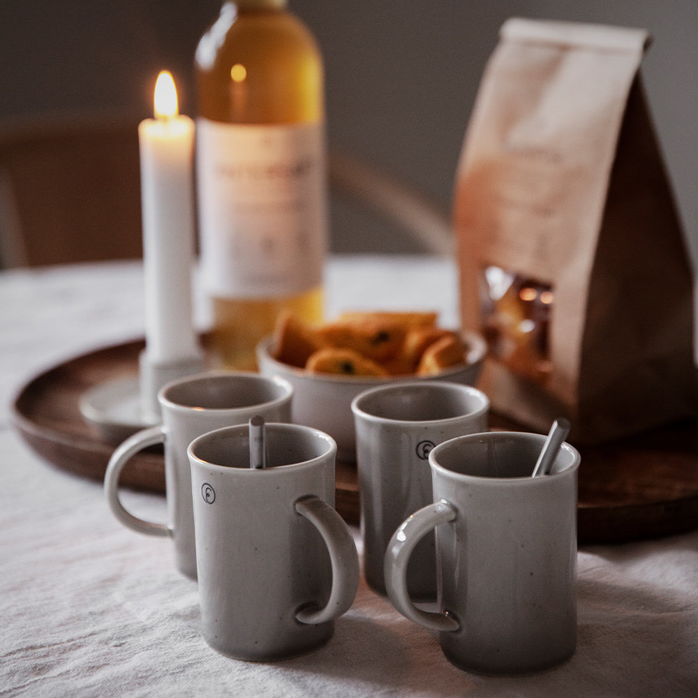 Kleine sandgraue Tasse von ERNST stimmungsvoll im skandinavischen Interieur arrangiert