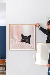 Illustration Black Cat von Iga Kosicka als dekoratives Wandbild in einem kreativen Arbeitsbereich