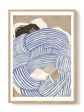 Frontalansicht des Kunstdrucks Messy Bed von Marco Marella mit lesender Frau in ungemachtem Bett