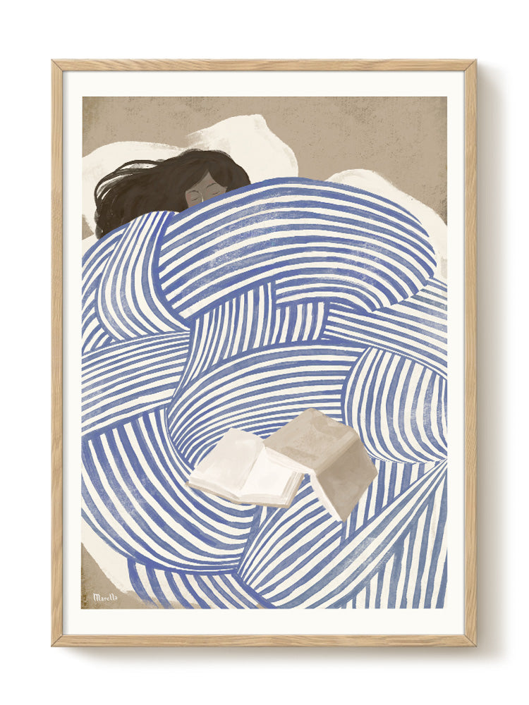 Frontalansicht des Kunstdrucks Messy Bed von Marco Marella mit lesender Frau in ungemachtem Bett