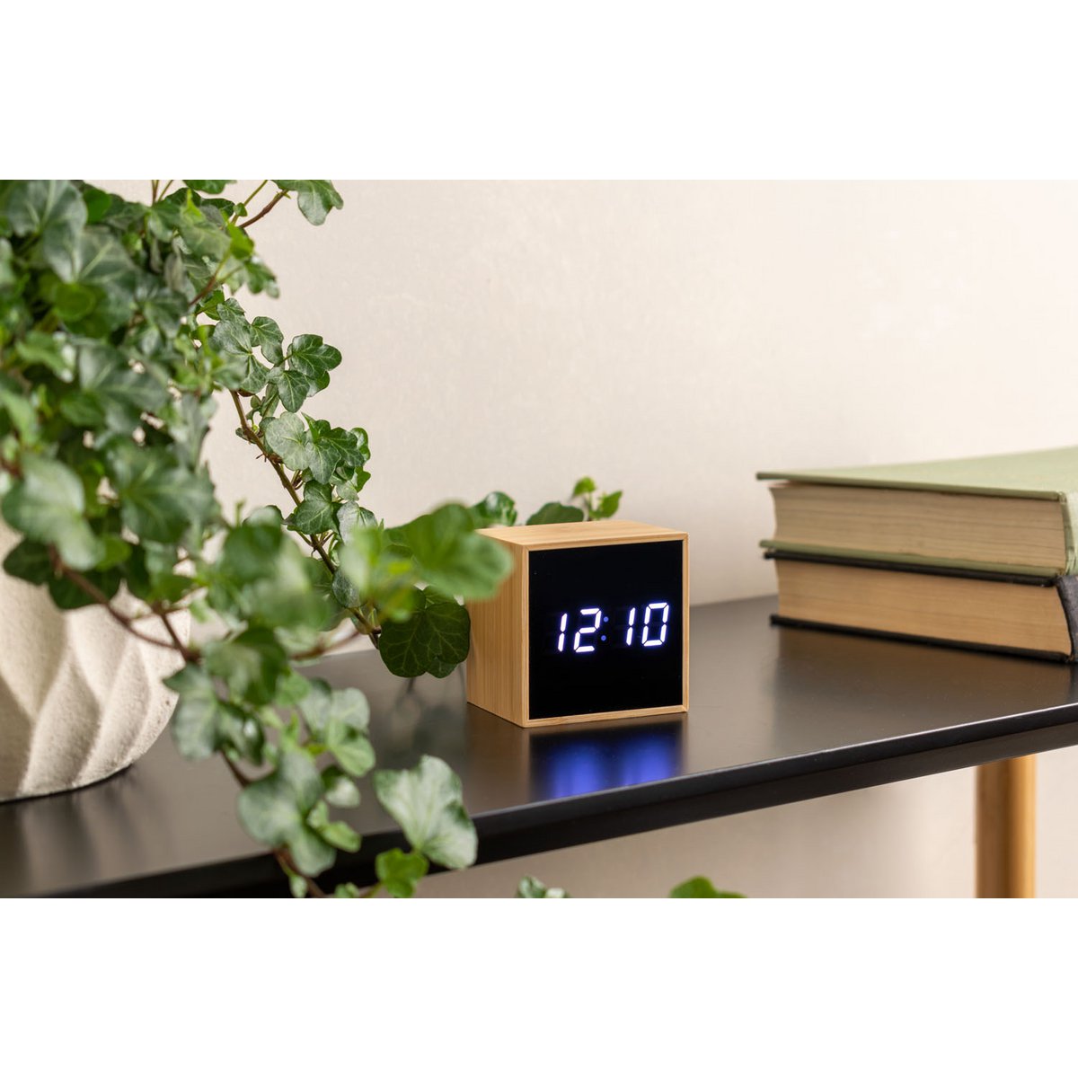 Der Karlsson Mini Cube Wecker aus Bambus im modernen Schlafzimmer-Setting