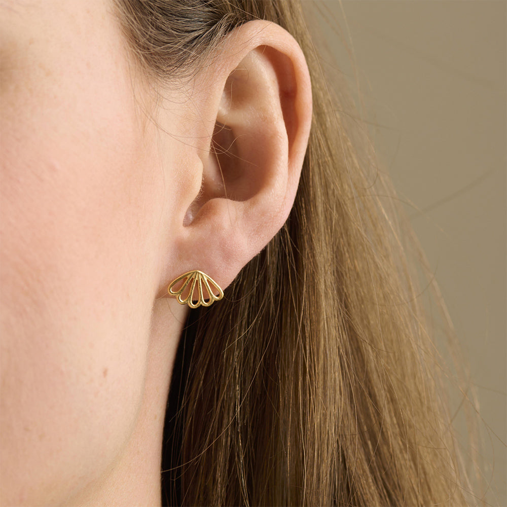 Tragebild der Bellis Ohrstecker aus vergoldetem Silber – minimalistischer Schmuck mit floraler Note