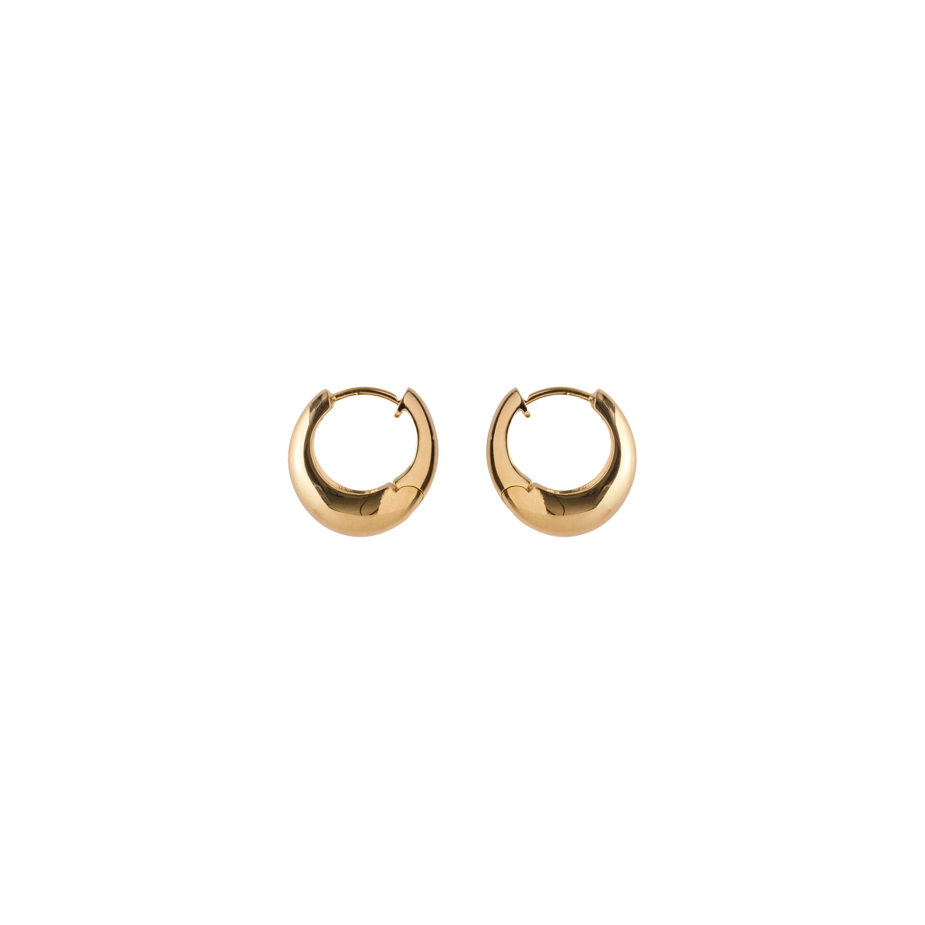 Model mit Mini Globe Huggies Ohrringen in Gold, Nahaufnahme Gesicht, eleganter Damenschmuck