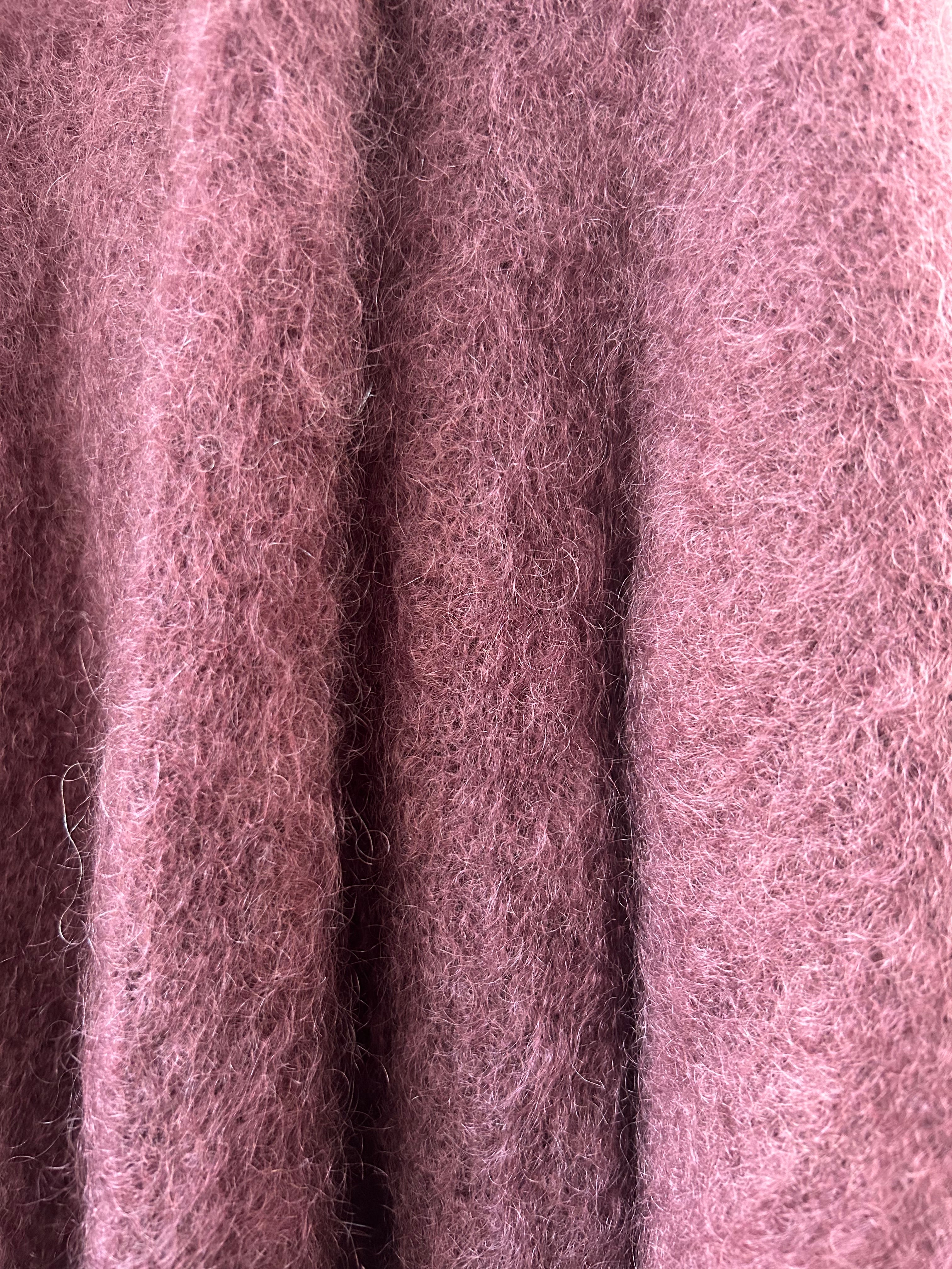 Nahaufnahme der Mohair-Strickjacke in Burgundy, Perlmuttknöpfe und weiche Strickstruktur