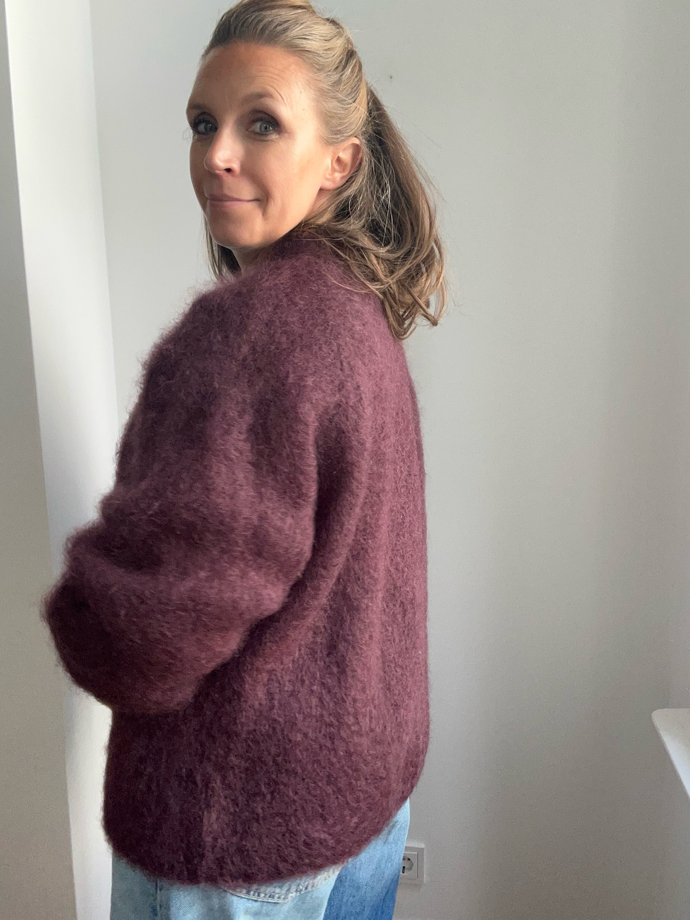 Damen Outfit mit Mohair-Strickjacke Burgundy, seitliche Ansicht, weiche Passform sichtbar