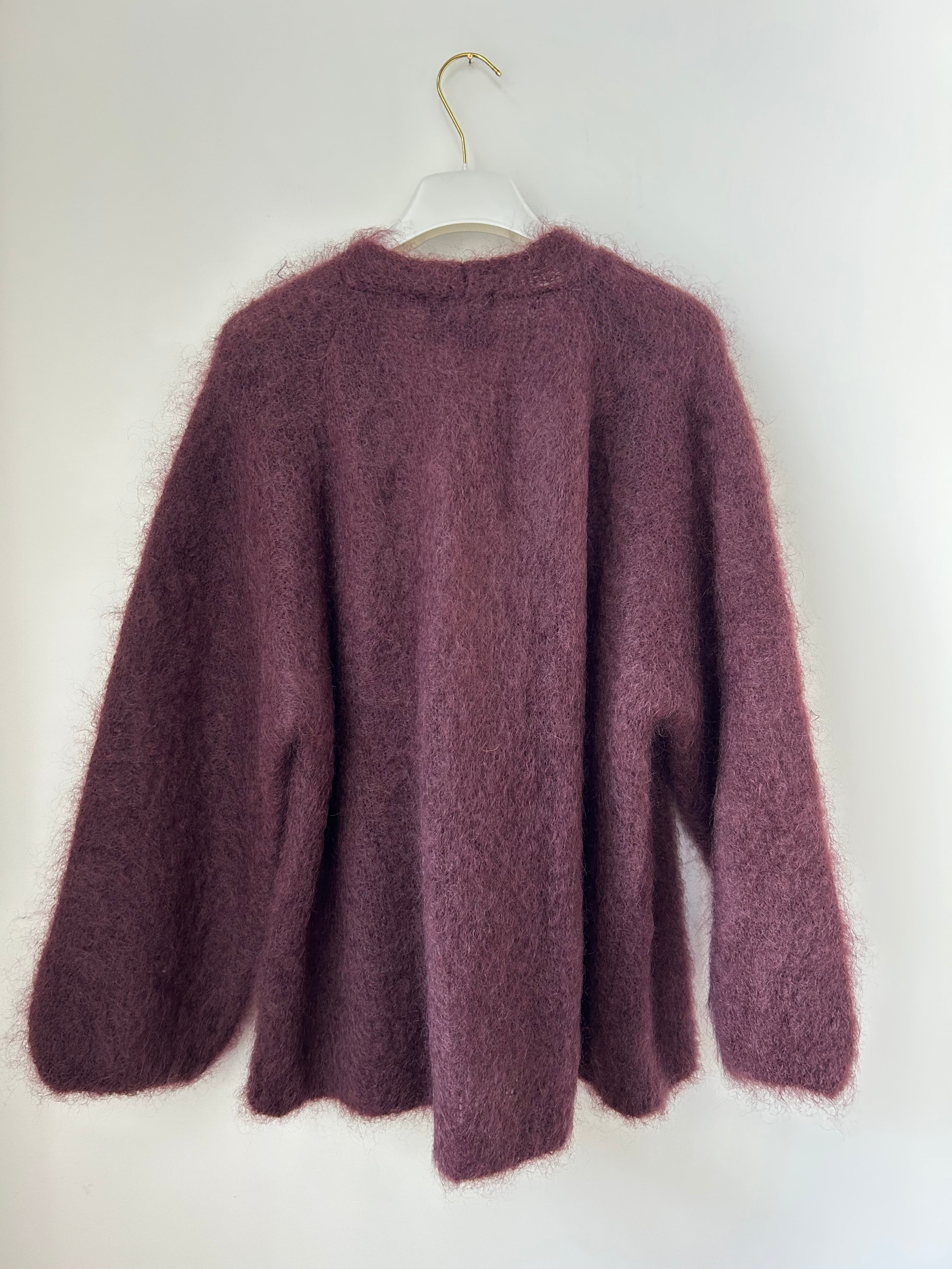 Rückansicht der Damen Mohair-Strickjacke in Burgundy, klassische Passform