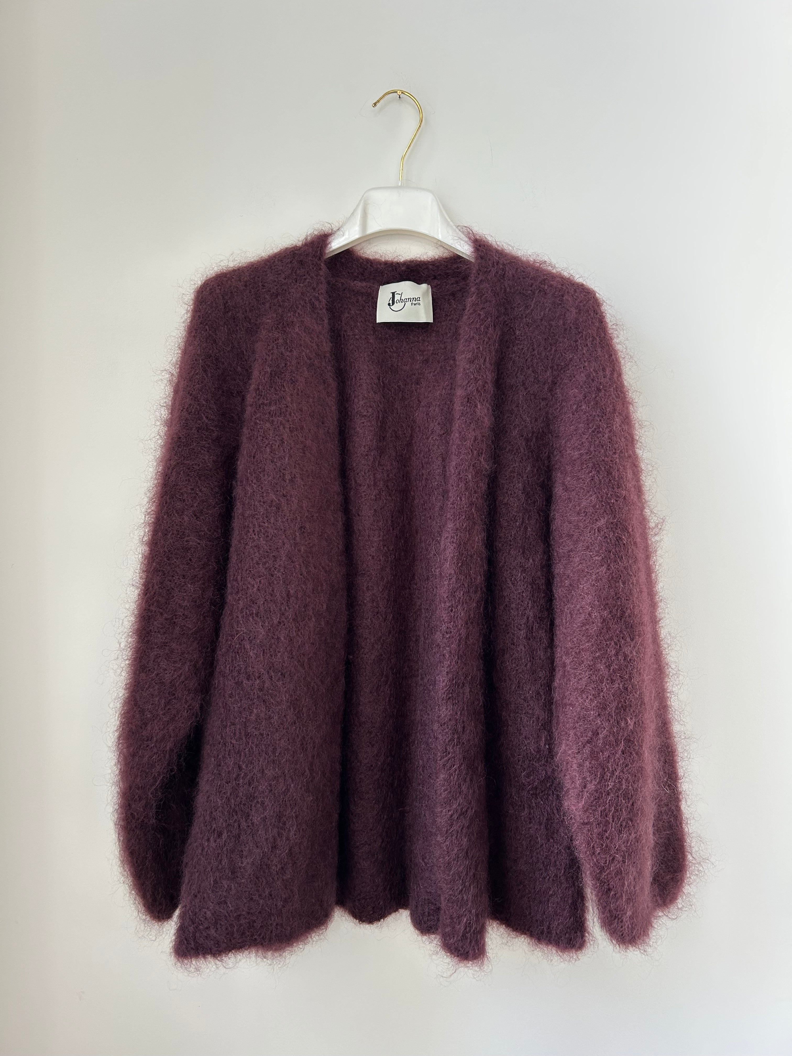 Damen Strickjacke aus Mohair in Burgundy von Johanna Paris, voluminöser Schnitt, Schrägansicht