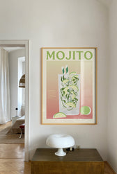Mojito Kunstdruck als dekorativer Farbtupfer an der Wand eines stilvollen Wohnzimmers