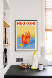 Negroni Poster als dekorativer Farbakzent in einer modernen Küche