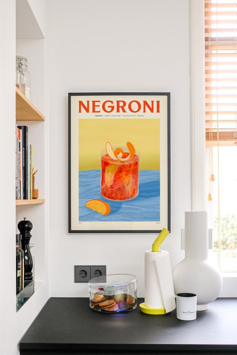 Negroni Poster als dekorativer Farbakzent in einer modernen Küche