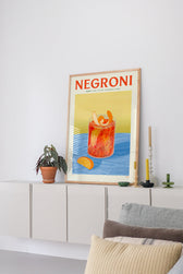 Gerahmter Negroni Kunstdruck im stilvoll eingerichteten Wohnzimmer