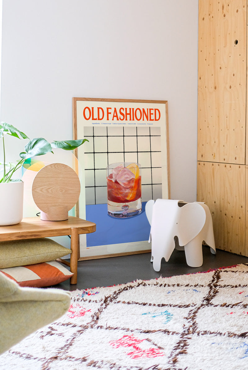 Gerahmter Old Fashioned Cocktail-Print stilvoll ins Wohnzimmer integriert