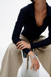 Model trägt filigranes Blue Sky Armband aus vergoldetem Silber und blauen Achatsteinen