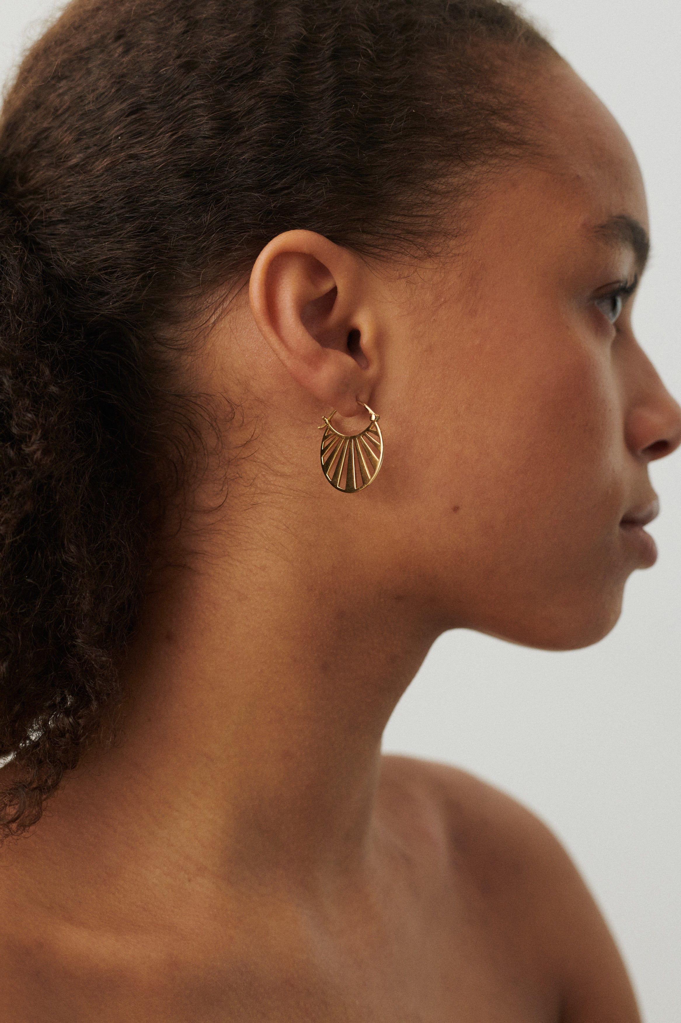 Goldene Misty Light Ohrringe von Pernille Corydon im getragenen Look