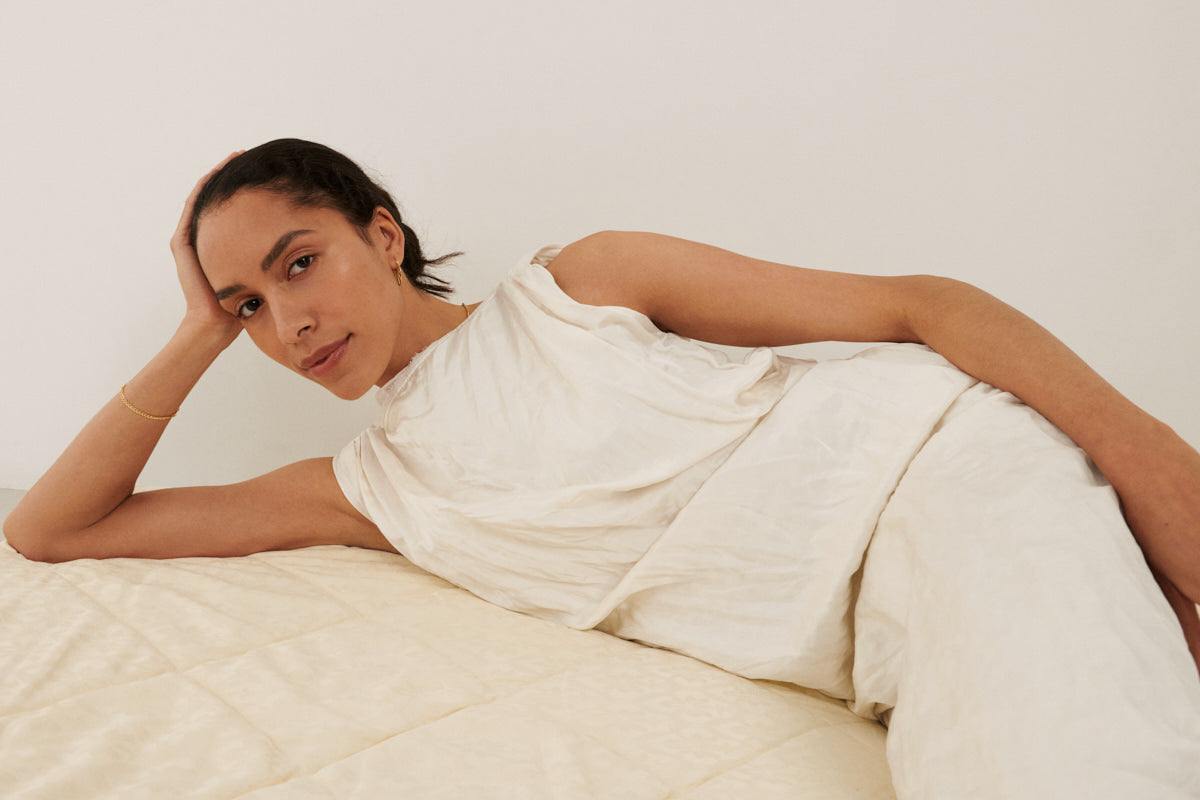 Model trägt Misty Light Ohrringe in Gold – stilvoller, minimalistischer Schmuck