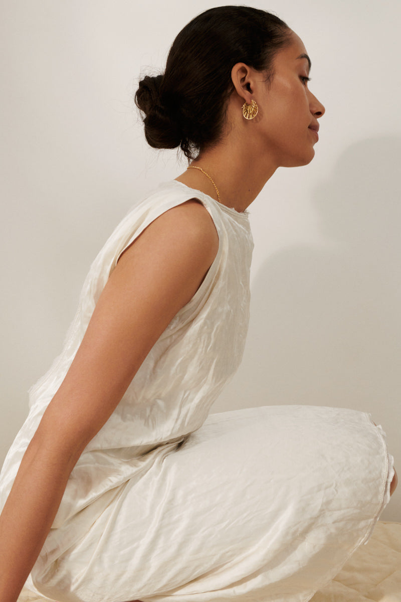Goldene Misty Light Ohrringe von Pernille Corydon am Ohr getragen, zeitloser Schmuck