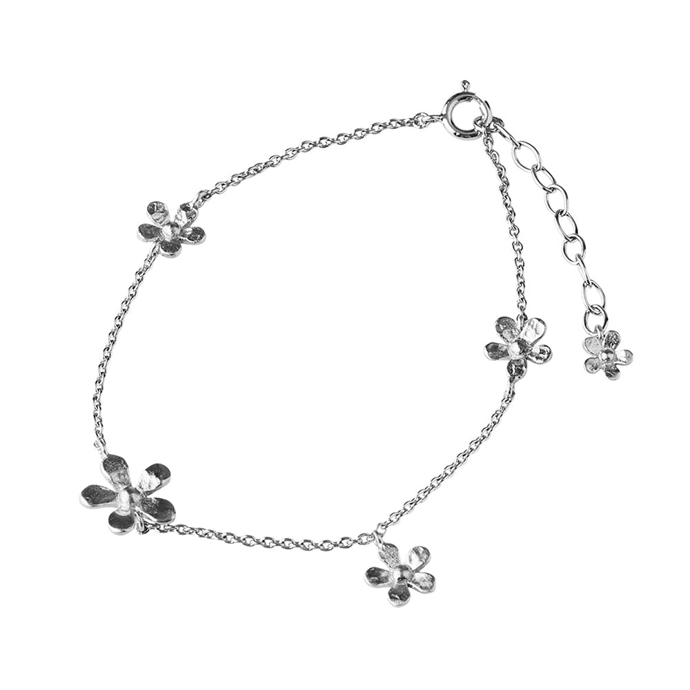 Armband Wild Poppy aus recyceltem Silber in Schrägansicht, skandinavisches Design von Pernille Corydon