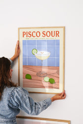 Pisco Sour Poster als farbenfroher Akzent über einer kleinen Hausbar