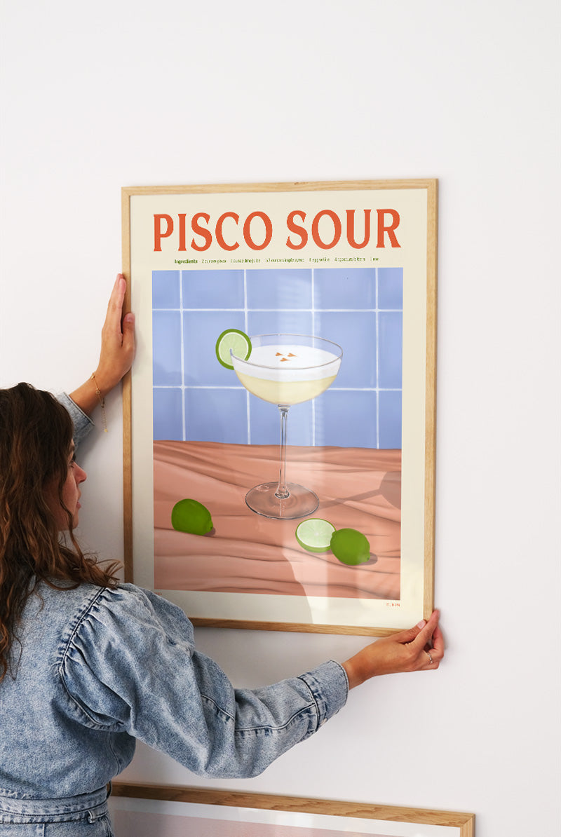 Pisco Sour Poster als farbenfroher Akzent über einer kleinen Hausbar