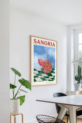 Gerahmter Sangria Kunstdruck als farbenfroher Hingucker über einem Esstisch